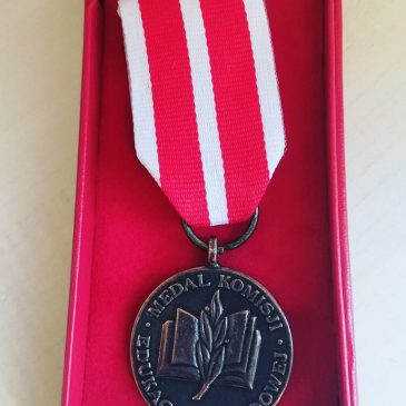 Medale Komisji Edukacji Narodowej dla nauczycieli Baczyńskiego.